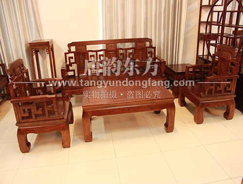 北京通州刘先生一家为新房选购老榆木家具